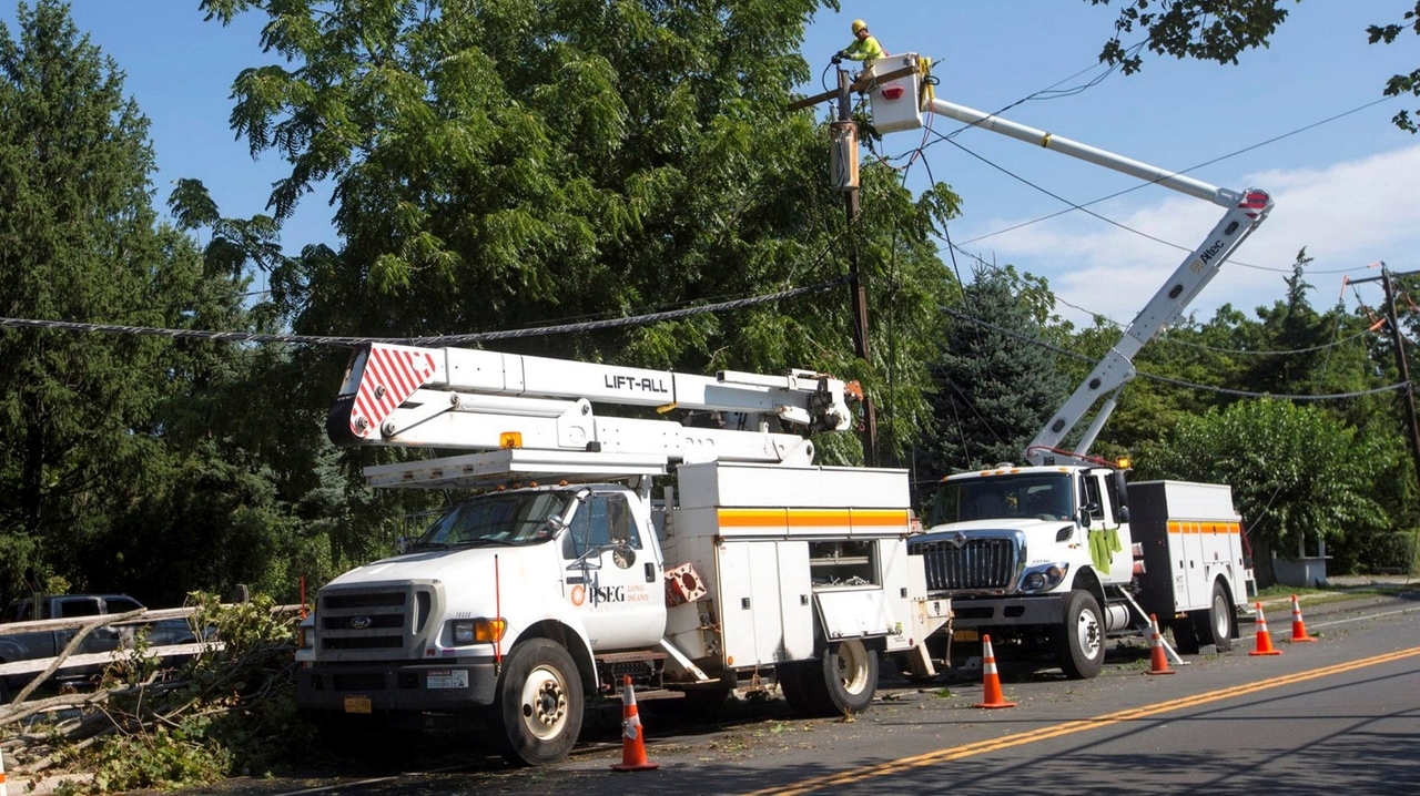 Pseg long island workers ok 4 year contract with cumulative 15 5 pay