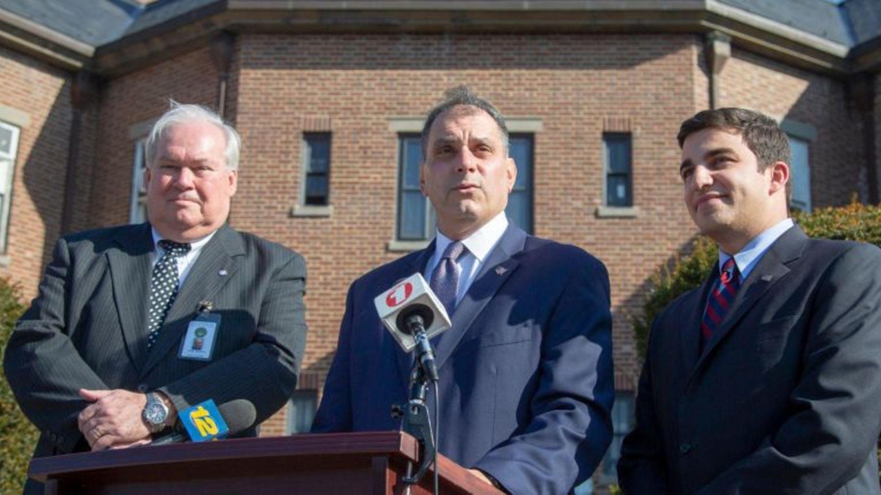 Oyster Bay proposes tax extension for federal workers Newsday