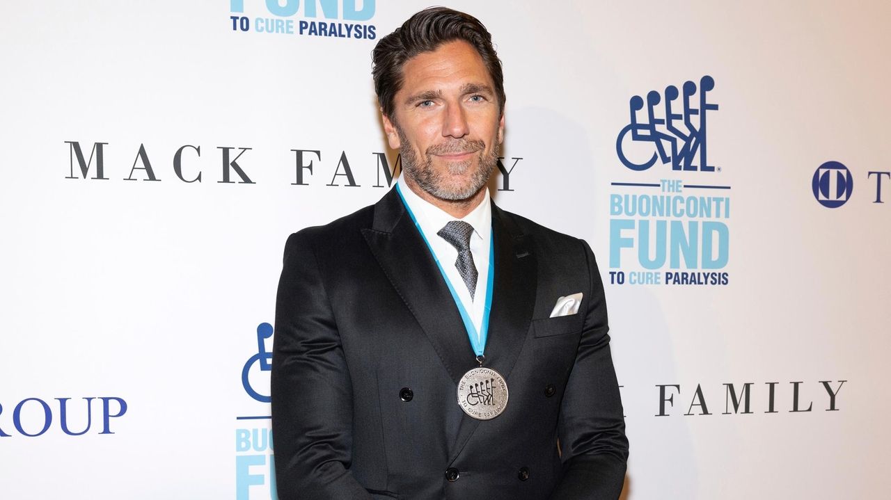 Henrik Lundqvist and Wayne Gretzky re-sign multiyear deals with TNT Sports