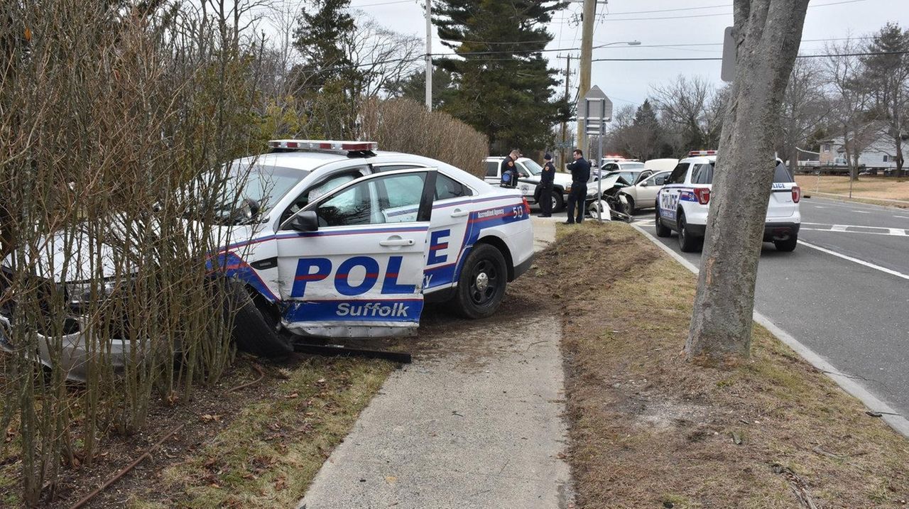 Suffolk cop, driver suffer minor injuries after Bellport crash, cops