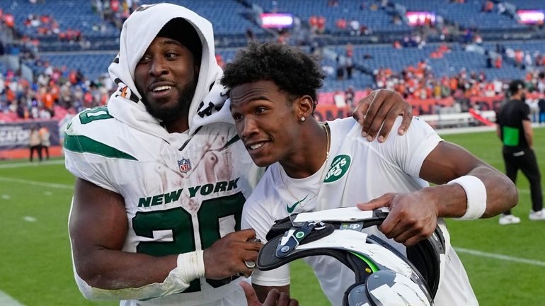 Jets running back Breece Hall and wide receiver Garrett Wilson, right,...