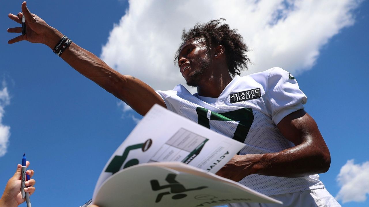 NFL Fans Are Loving Garrett Wilson's Catch At Jets Practice - The