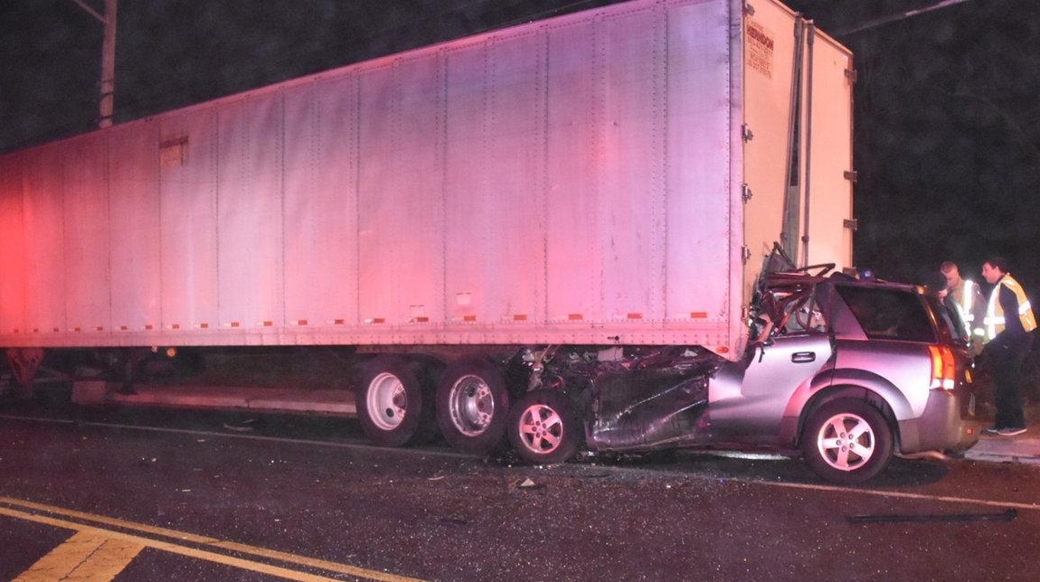 Driver dies after crash into tractor trailer on Montauk Hwy. - Newsday