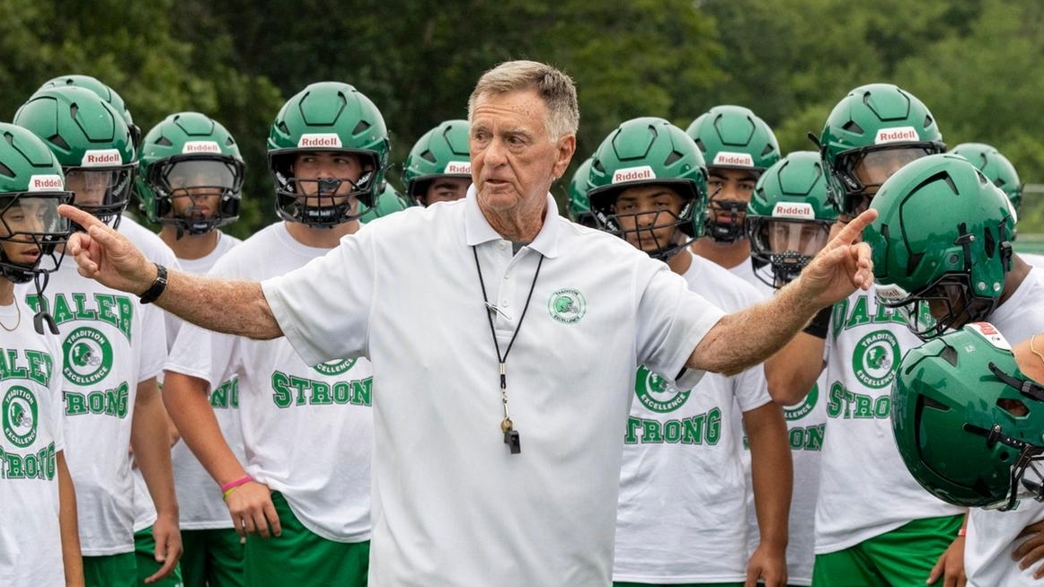 Farmingdale Football-Trainer Buddy Krumenacker sagt, dies werde sein ...