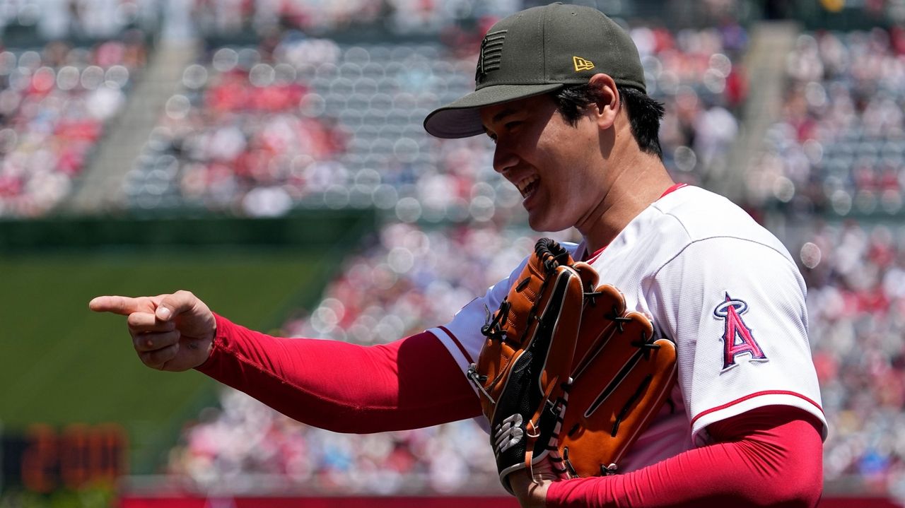 Los Angeles Angels' Gio Urshela walks back to the dugout after he