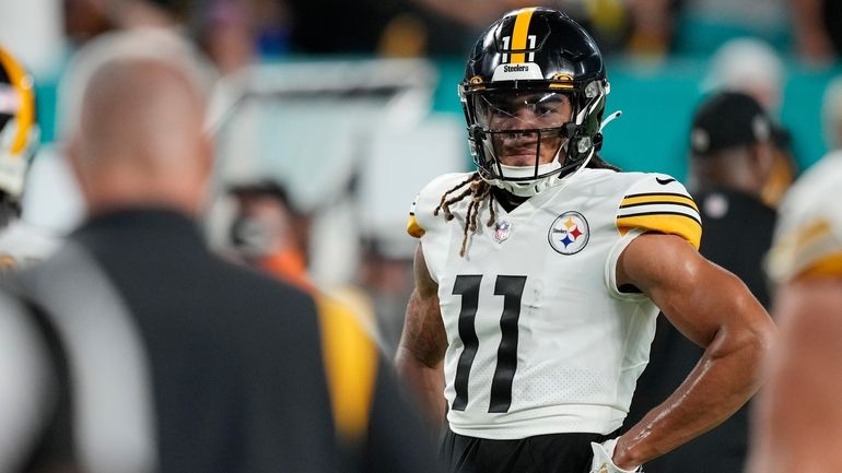 Pittsburgh Steelers wide receiver Chase Claypool (11) warms up before...