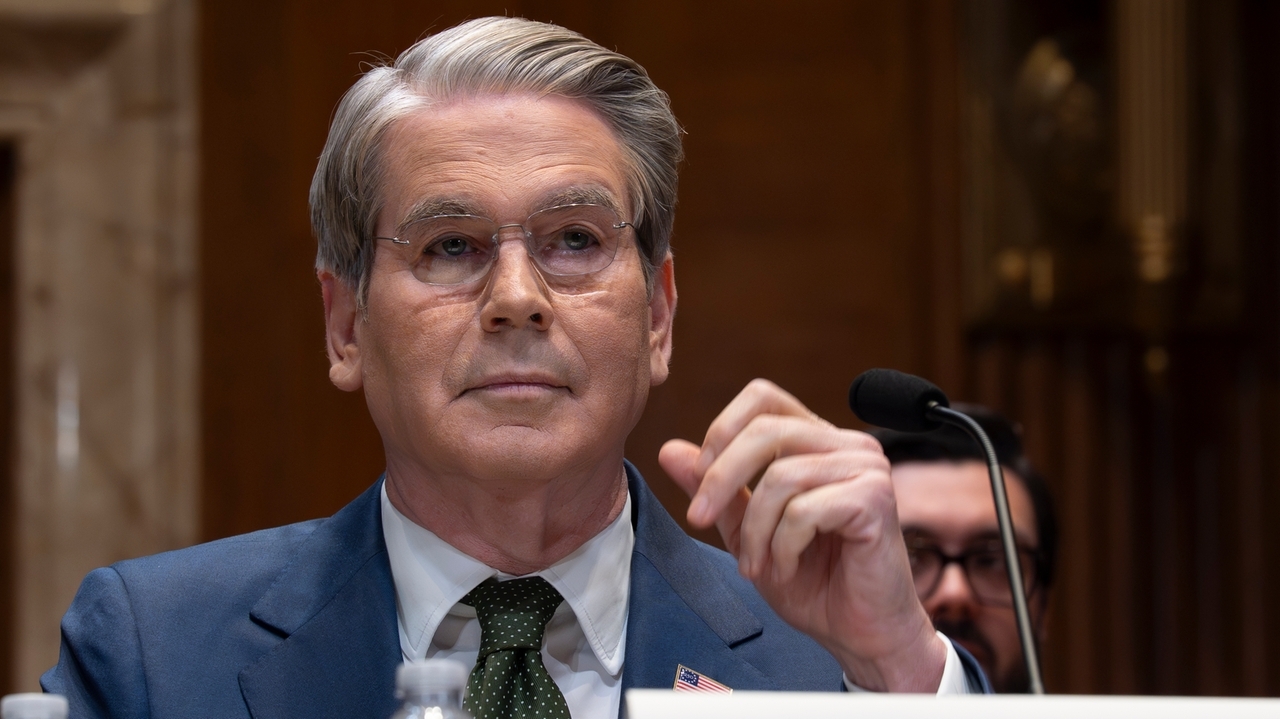 US imposes sanctions on a China-based oil refinery and 40 shippers over Iranian oil