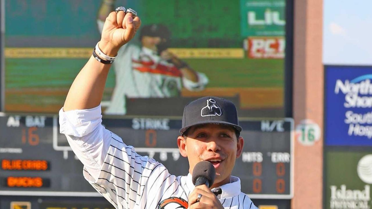 Ducks retire Ray Navarrete's number as franchise's greatest player