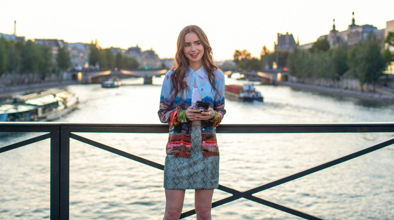 Lily Collins in Chanel a TV Netflix Emily in Paris