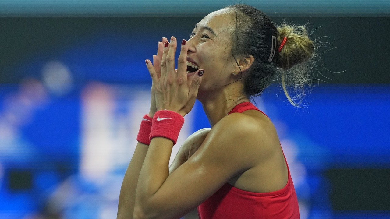 Zheng Qinwen pulls out of the Wuhan Open with a shoulder injury after ...