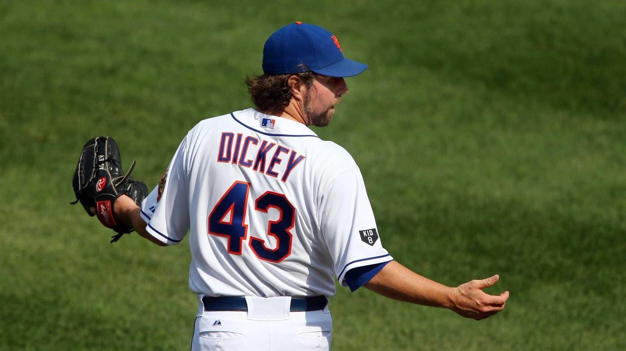 Mets' Cy guy R.A. Dickey unhappy with pace of contract talks