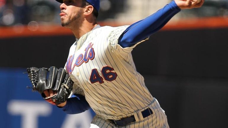 Oliver Perez #46 of the New York Mets pitches against...