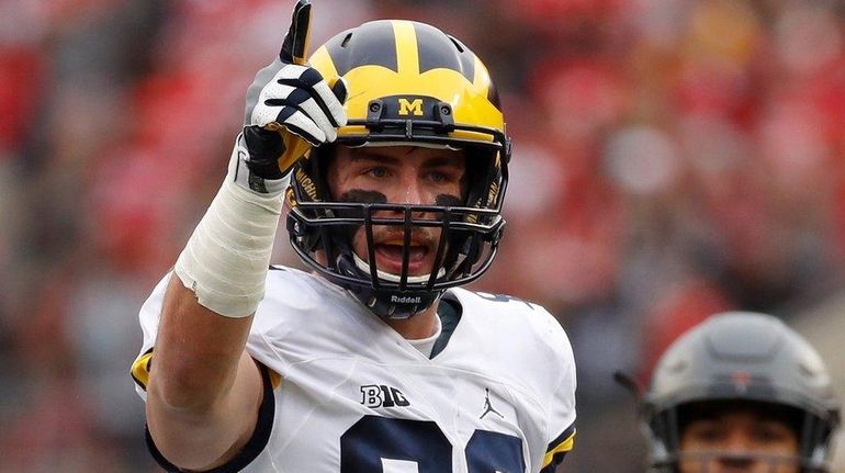 Ex-Wolverine Jake Butt goes through first padded practice since injury