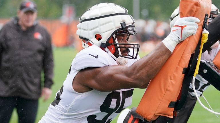 Notes: Myles Garrett chases down Mason Rudolph after game