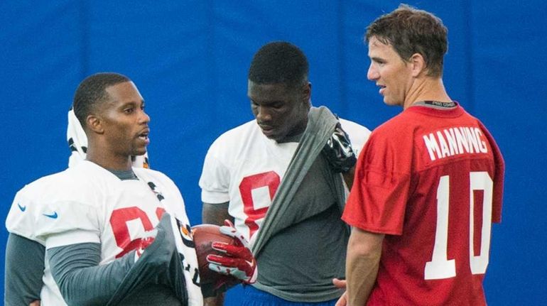 New York Giants wide receiver Victor Cruz and quarterback Eli...