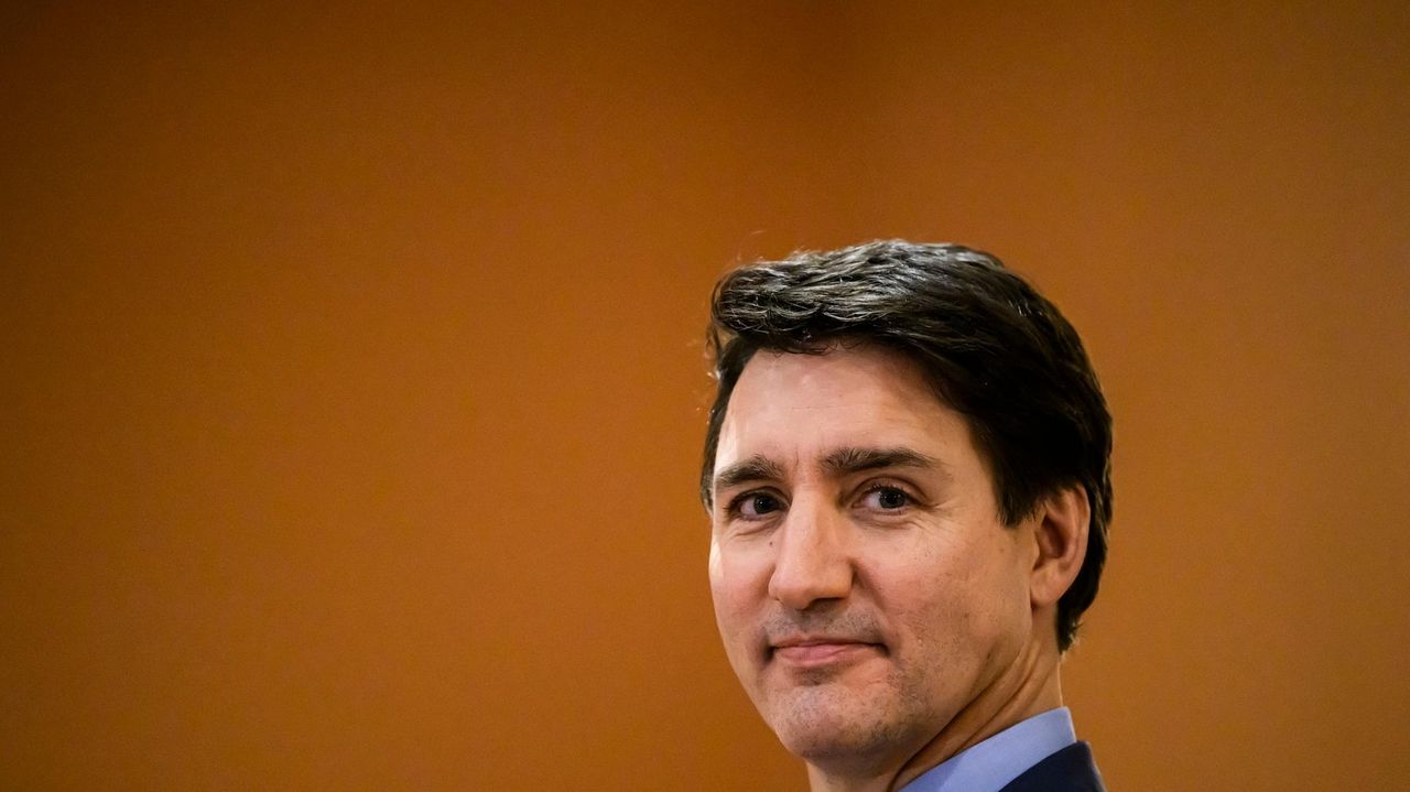 Canada's Trudeau To Shuffle His Cabinet Friday Amid Resignation Calls ...