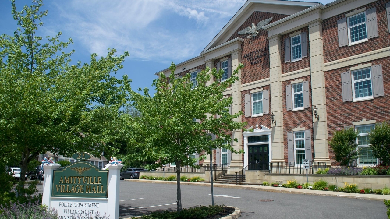 Amityville extends multi-unit housing ban - Newsday