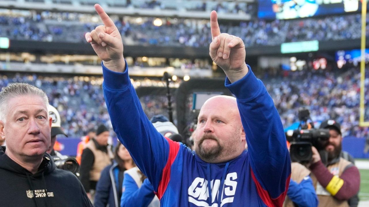 Should Brian Daboll, Giants rest starters against the Eagles in