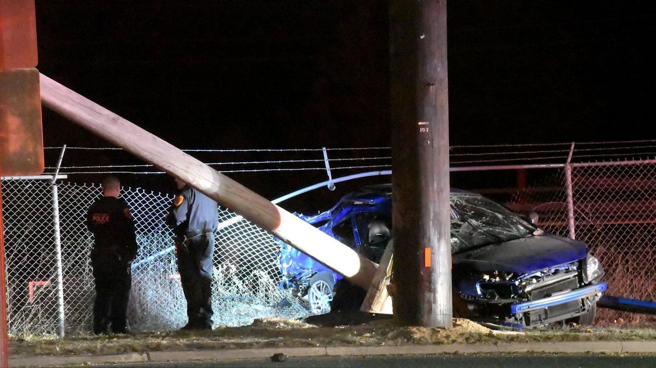 Lindenhurst man killed in earlymorning crash in Baywood, police say