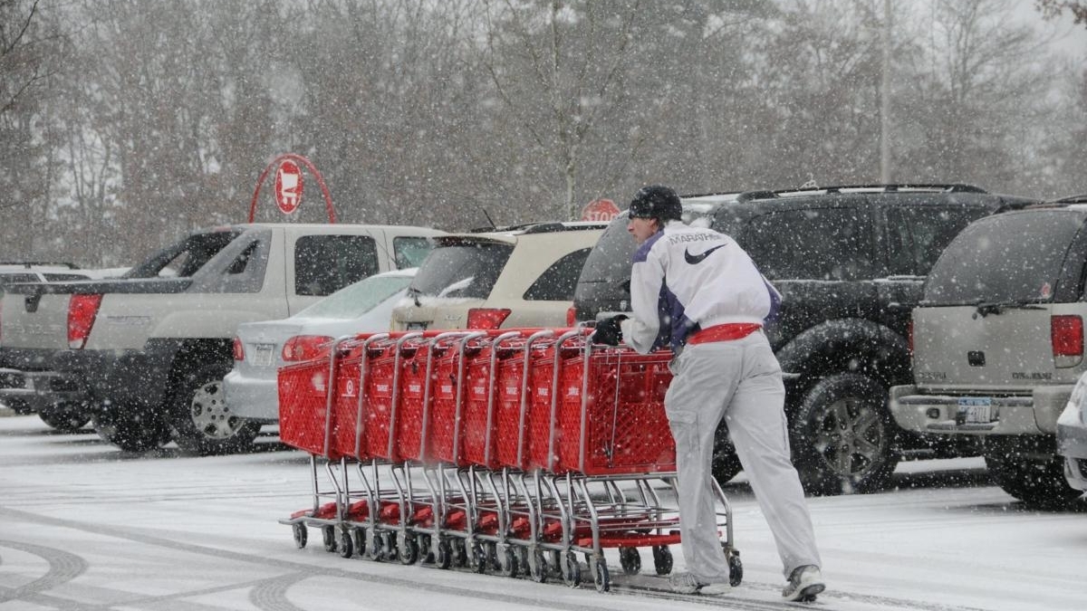 Before the snow hit, Long Islanders hit the malls - Newsday