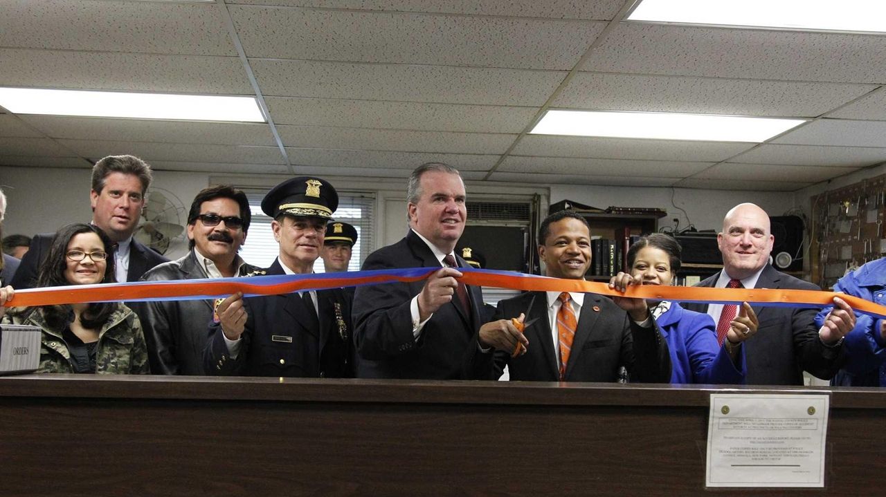 Nassau Police Reopen Fifth Precinct We Need Our Officers Here Newsday 3593