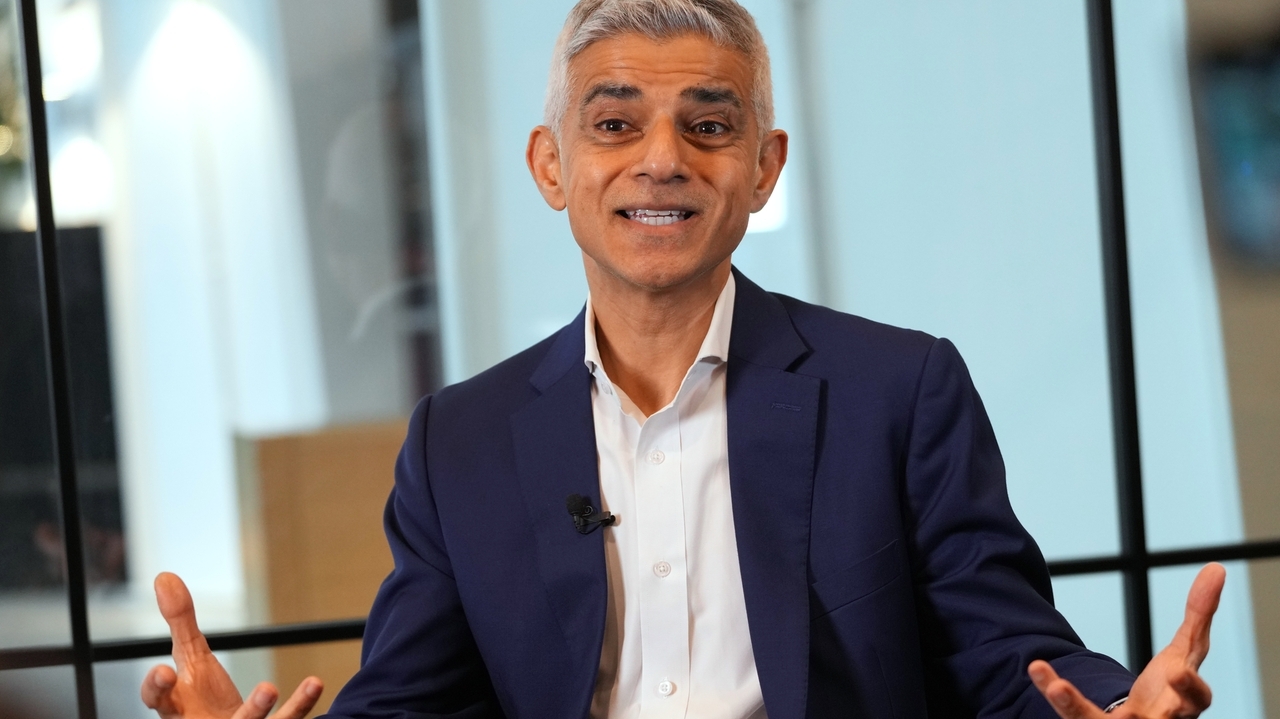 UK police investigate after officers left guns outside mayor's home