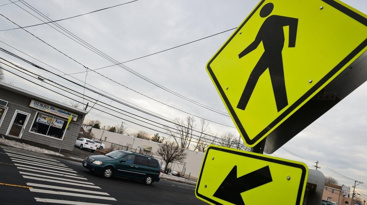 Montauk Highway, Lindenhurst, to get new traffic signals Newsday
