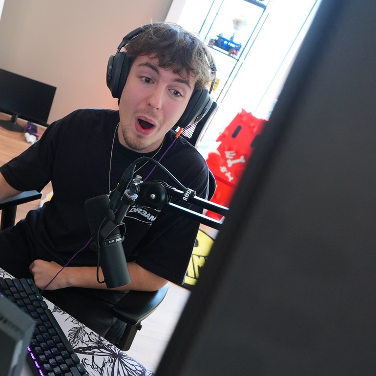 A 21-year-old Fortnite pro gives out computers to young gamers and ...