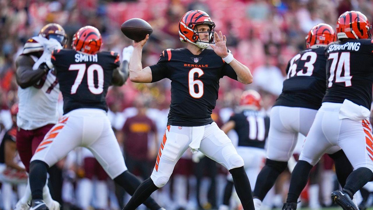 Burrow shakes off calf injury, throws for a season-high 259 yards as Bengals  beat the Rams 19-16 - Newsday