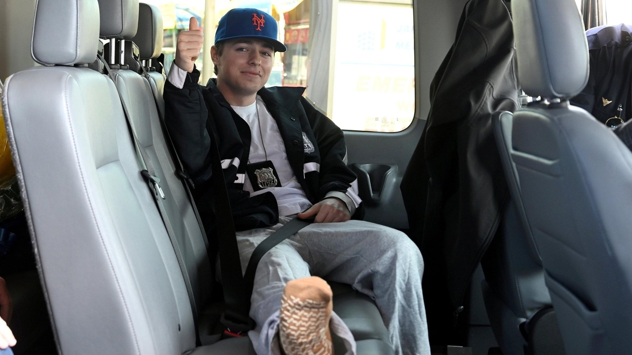NYPD Officer Brett Boller of Hauppauge leaves hospital 9 days after he was shot by suspect in Queens - Vimarsana News