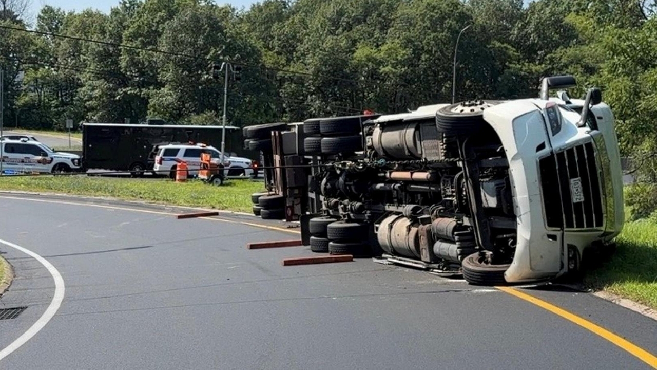 Source image for "Driver unhurt, describes 'blessing' after tractor-trailer flips on Long Island Expressway exit ramp"