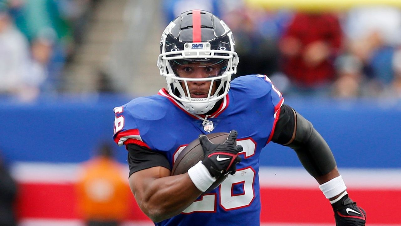 Giants training camp opens to little drama as Saquon Barkley ends