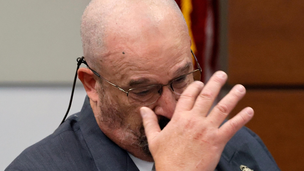 Homicide detective weeps in trial of deputy who failed to confront Parkland high school shooter - Vimarsana News