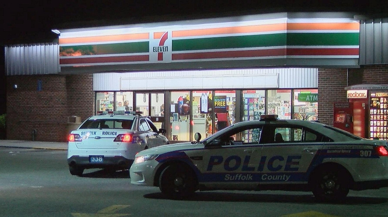 Masked man robs 7-Eleven at gunpoint in Islip Terrace, police say - Newsday