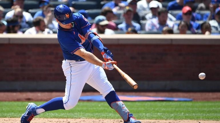 New York Mets designated hitter Pete Alonso singles against the...