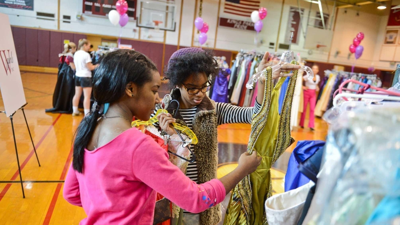 Students sign up for free prom dresses - Newsday