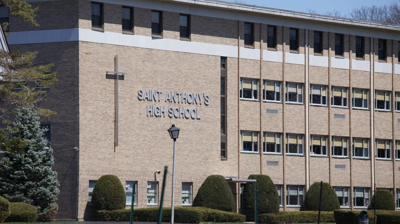 Officials Police at South Huntington school after bogus threat Newsday