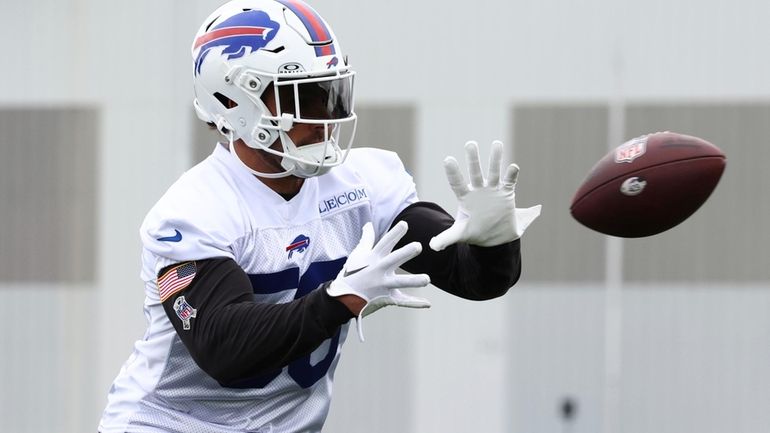 Buffalo Bills linebacker Matt Milano (58) catches the ball during...