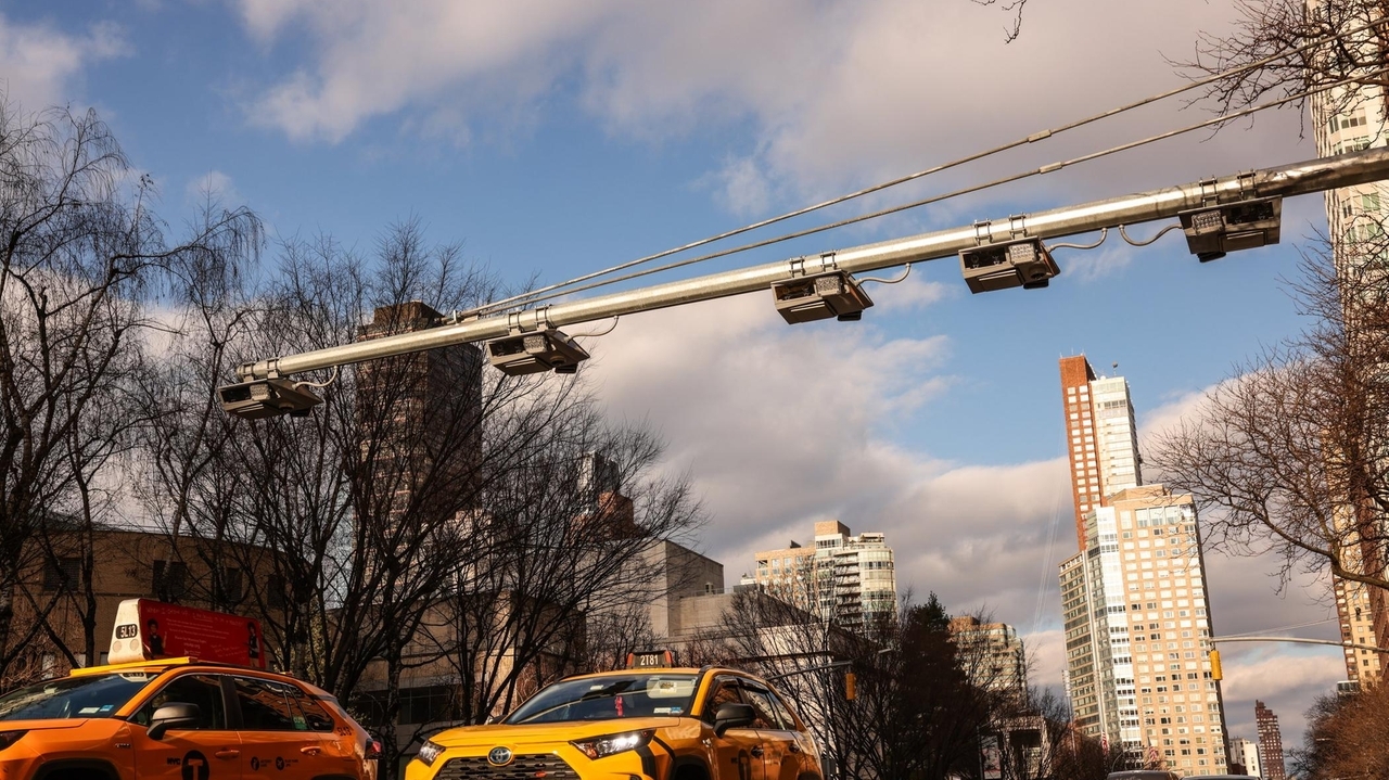 Das NYC-Staugebührenprogramm hat begonnen, Autofahrer, die die 60th Street ...