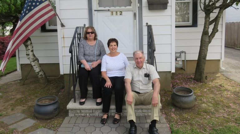 Vincent Scire Jr. with his sisters Nancy Buckpitt, left, and...