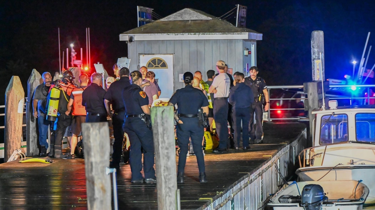Source image for "Boat capsizes in waters off Captree State Park, sole occupant injured"