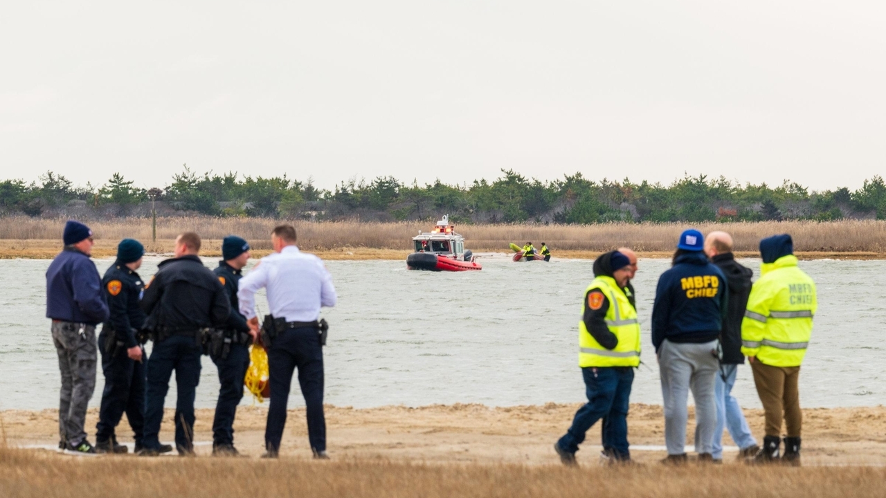 Hunter rescued after his kayak flips in waters off Mastic Beach - Newsday