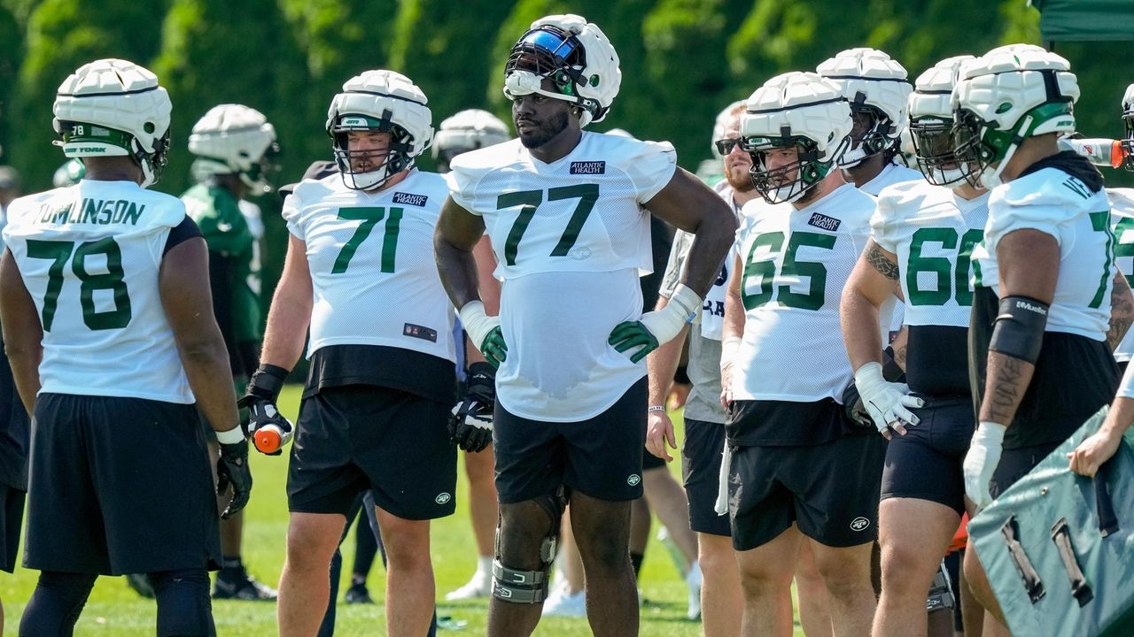 The New York Jets prepare line up on the line of scrimmage against