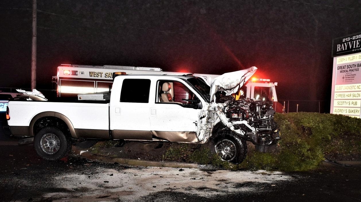 Driver flees after crashing into pole, Suffolk police say - Newsday