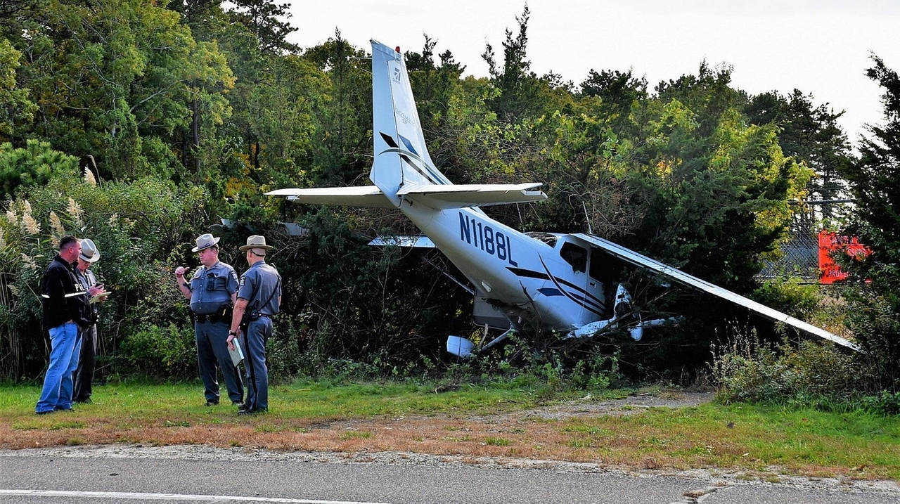 Small plane crashes in East Quogue but pilot unharmed - Newsday