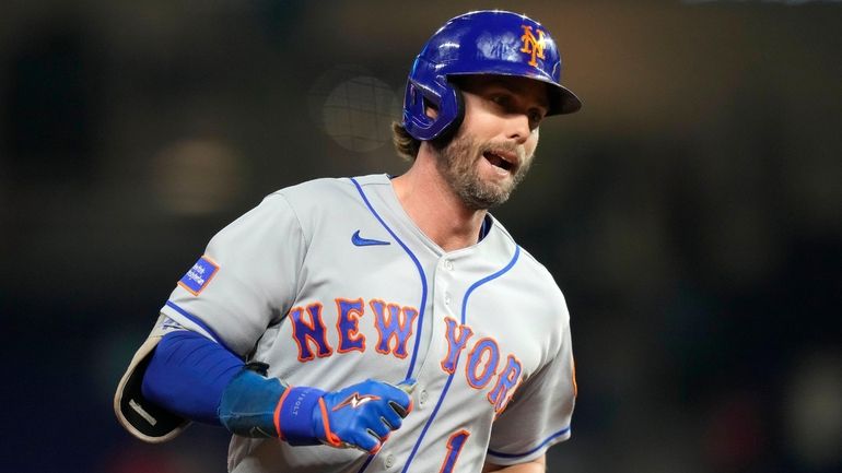 Mets' Jeff McNeil has partial UCL tear in left elbow