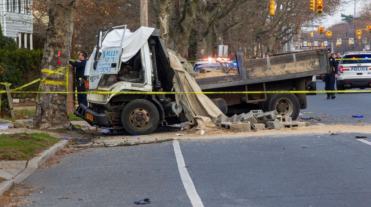 Cops Crash into tree kills passenger on Peninsula Blvd. in Woodmere