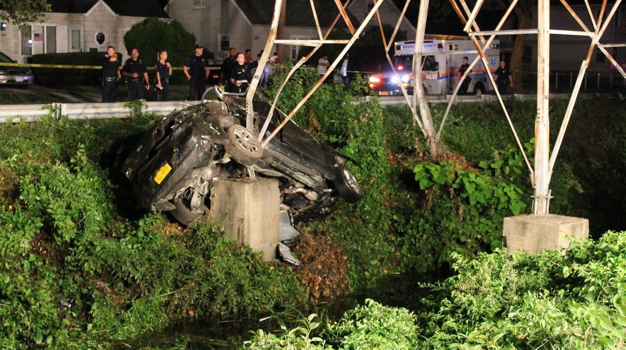 Valley Stream Crash Into Transmission Tower Kills Driver Cops Say Newsday 8820