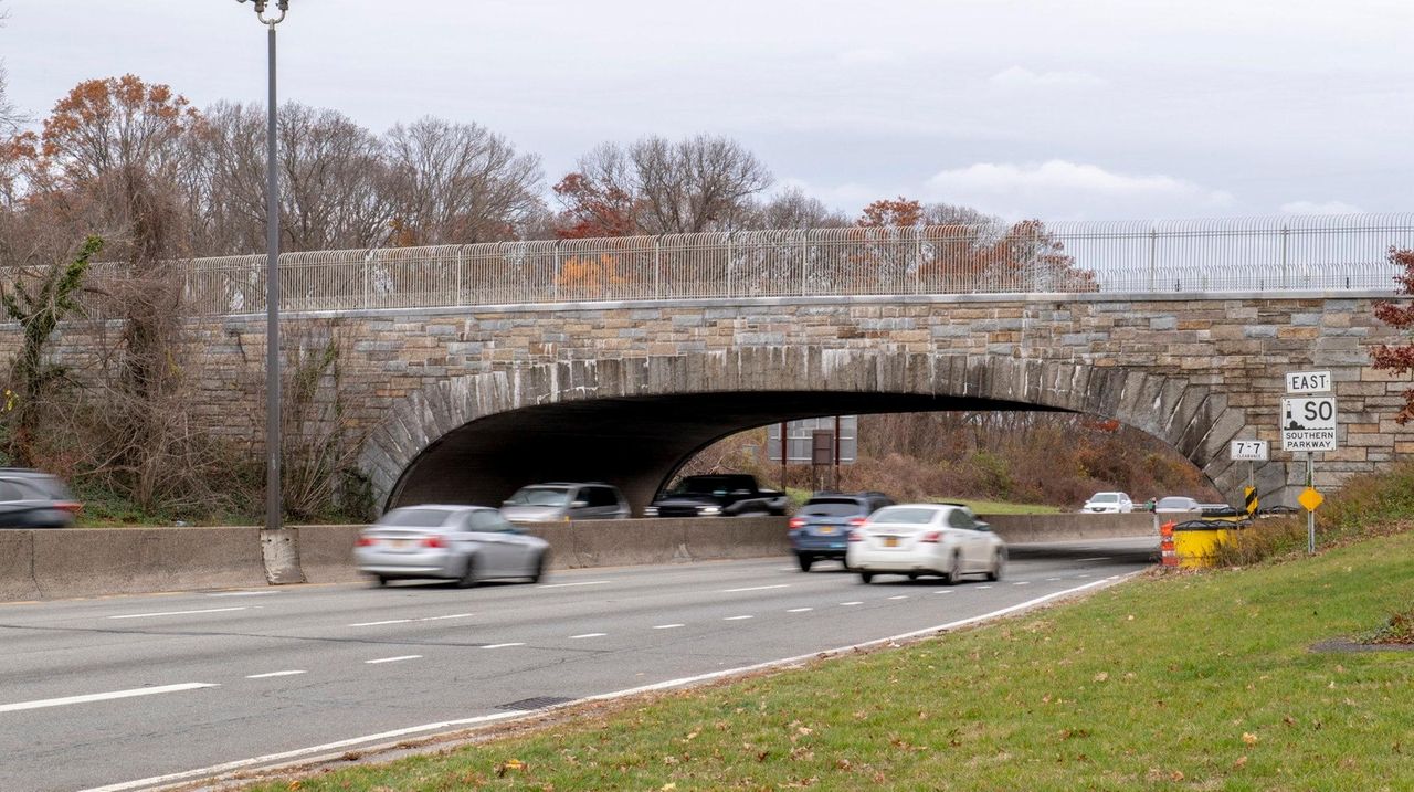 NY Considers Safety Upgrades On Southern State Parkway Newsday   1280