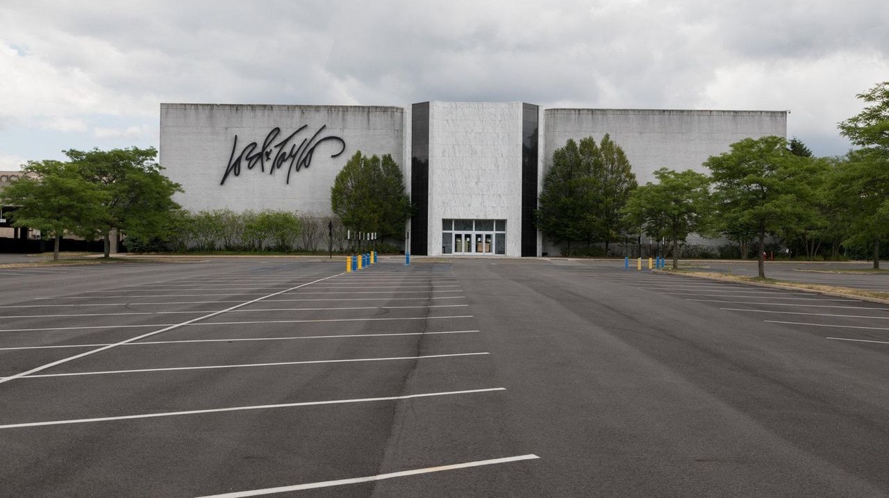 Huntington to show summer drivein movies at mall, beach Newsday